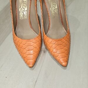 FERRAGAMO stilletoes sz 8 C